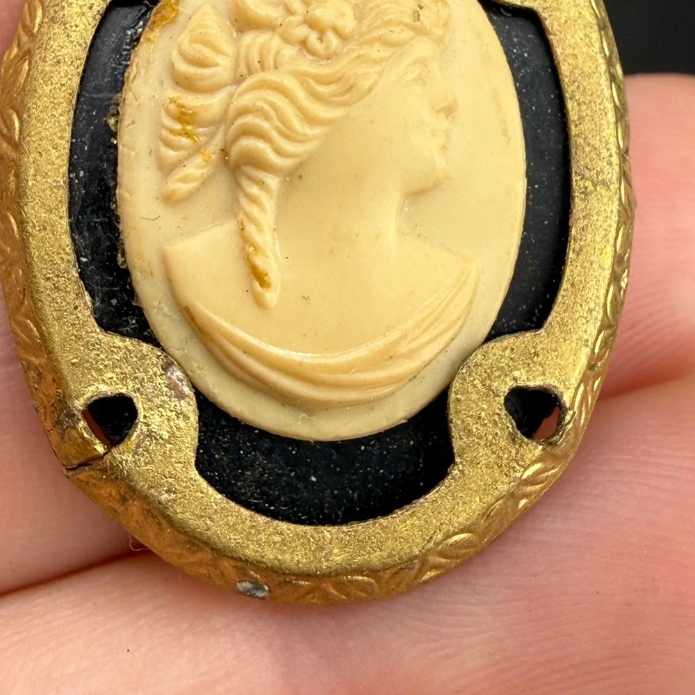 Vintage Cameo Brooch Pin Gold Tone Black Oval Portrait